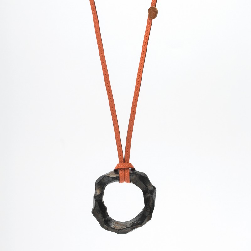 Grès enfumé. cuir (vendu sans la bande en cuir) © Baptiste Coulon