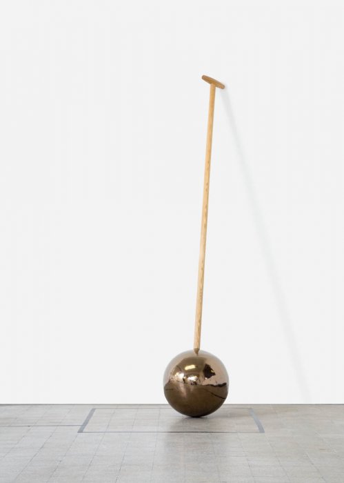 Kugelschwarber, 2014, Ceramic, Wood / Vue exposition Espace Témoin, Genève/CH © Raphaelle Mueller