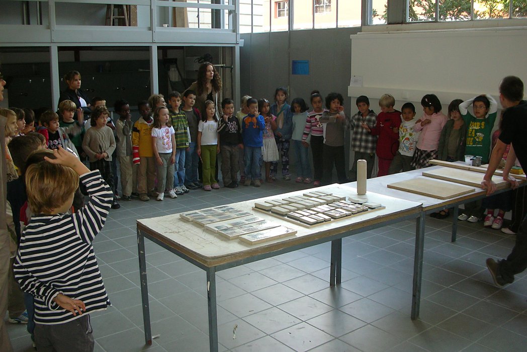 Visit pupils at the ceramic studio of HEAD-Geneva: Process demonstration Johan Pardo, assistent © Magdalena Gerber
